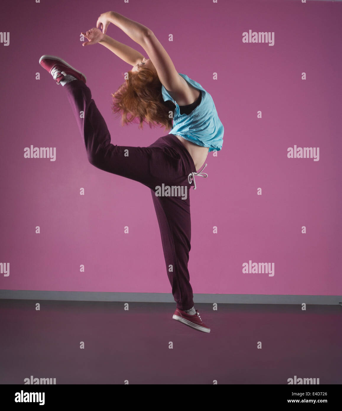 Hübsche Pause Tänzer springen Luft Stockfoto