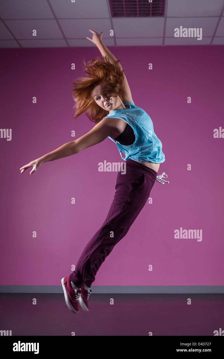 Hübsche Pause Tänzer springen Luft Stockfoto