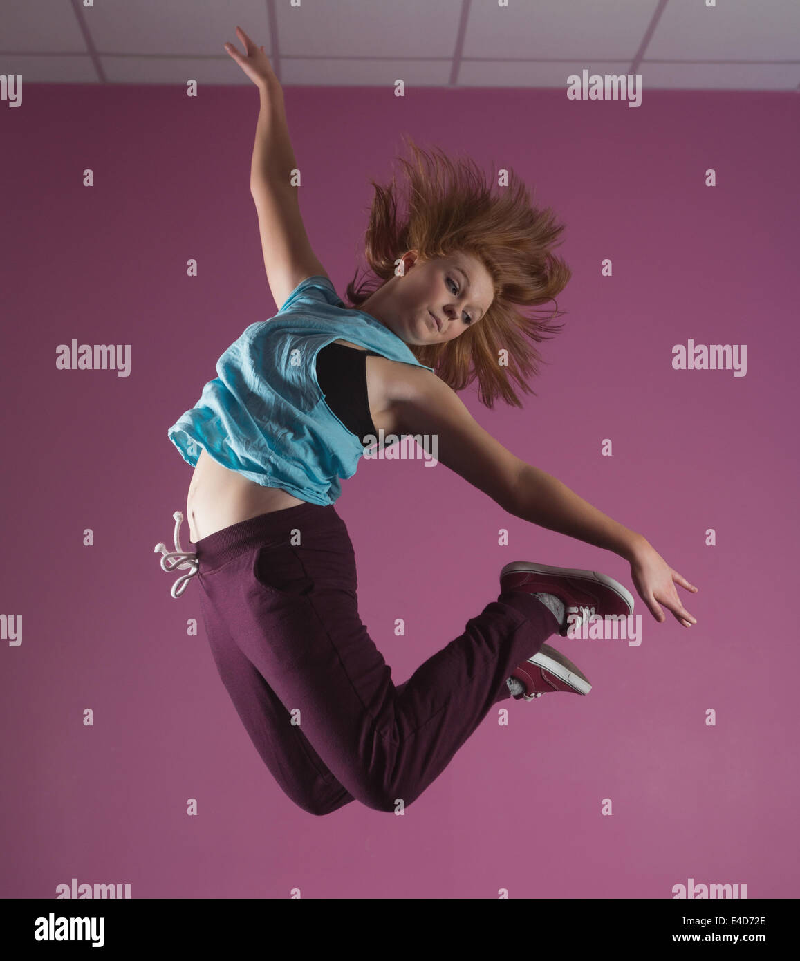 Hübsche Pause Tänzerin sprang Stockfoto