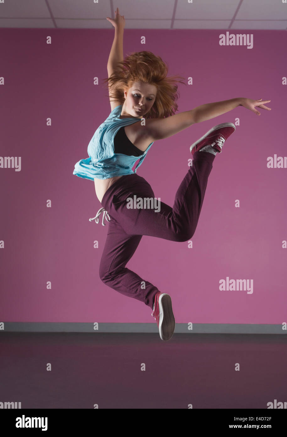 Hübsche Pause Tänzerin sprang Stockfoto