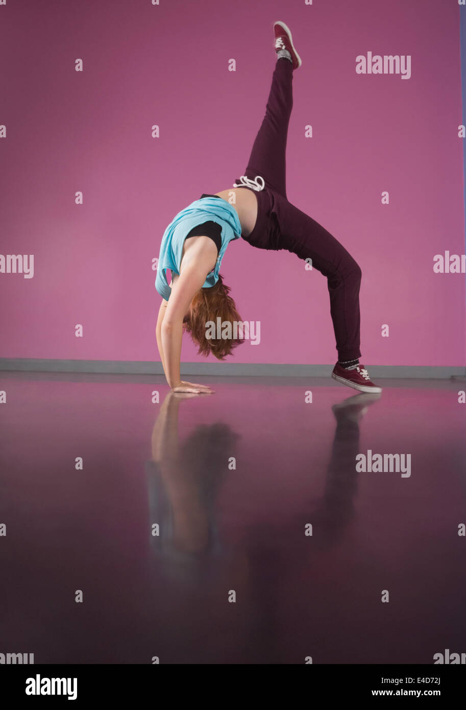 Hübsche Pause Tänzerin aufbiegen rückwärts mit Bein Stockfoto