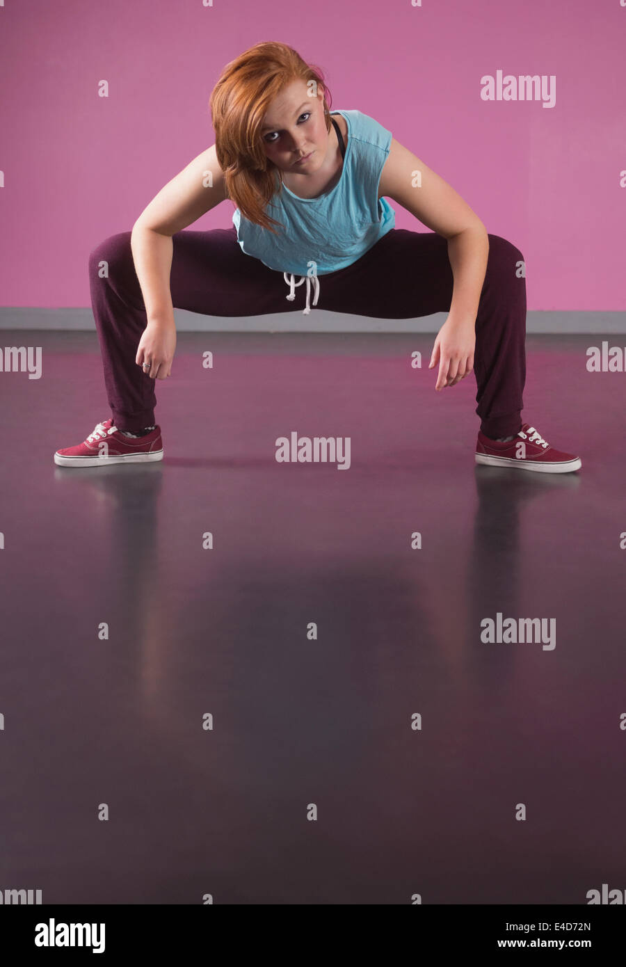 Hübsche Pause Tänzer posieren mit Beinen heraus Stockfoto