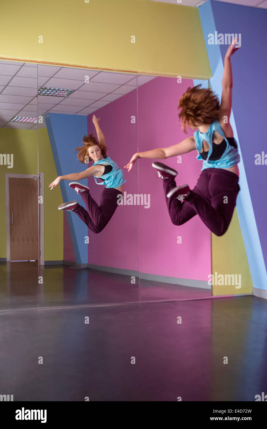 Hübsche Pause Tänzerin aufspringend und Blick in Spiegel Stockfoto