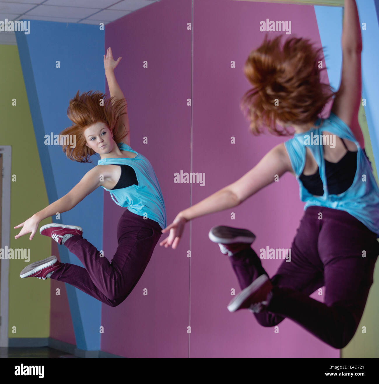 Hübsche Pause Tänzerin aufspringend und Blick in Spiegel Stockfoto