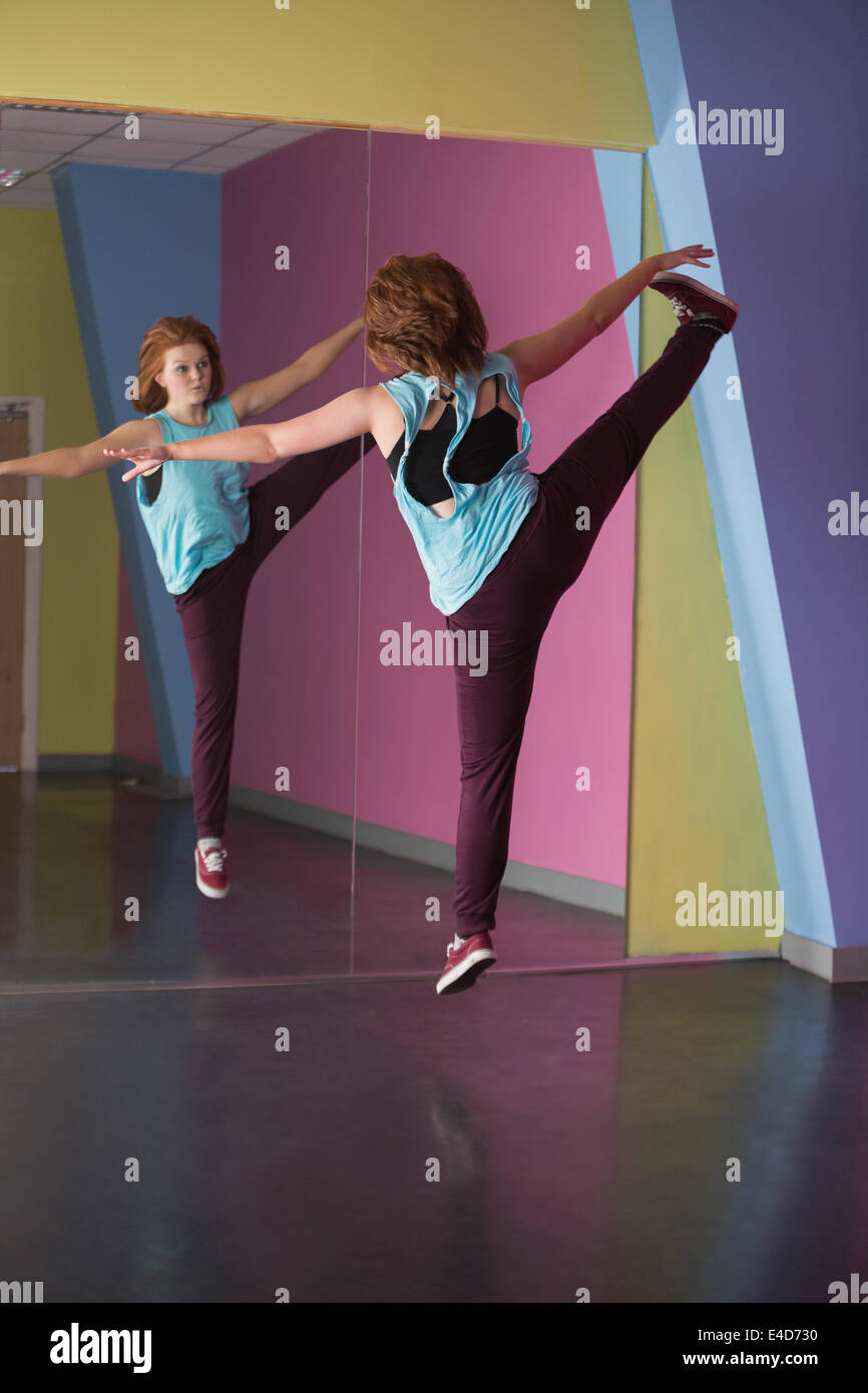 Hübsche Pause Tänzerin aufspringend und Blick in Spiegel Stockfoto