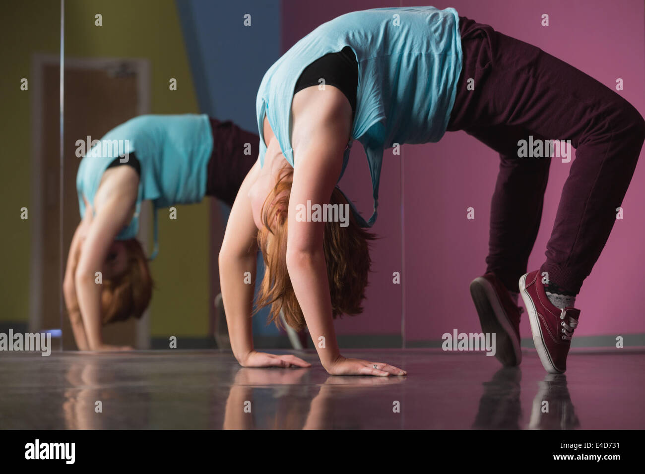 Hübsche Pause Tänzerin eine hintere Biegung zu tun Stockfoto