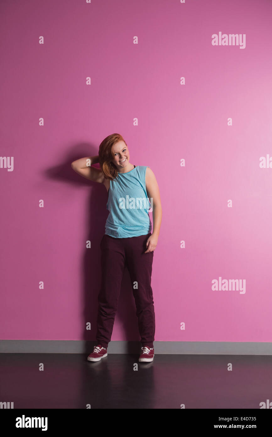 Hübsche Pause Tänzerin lächelnd in die Kamera Stockfoto