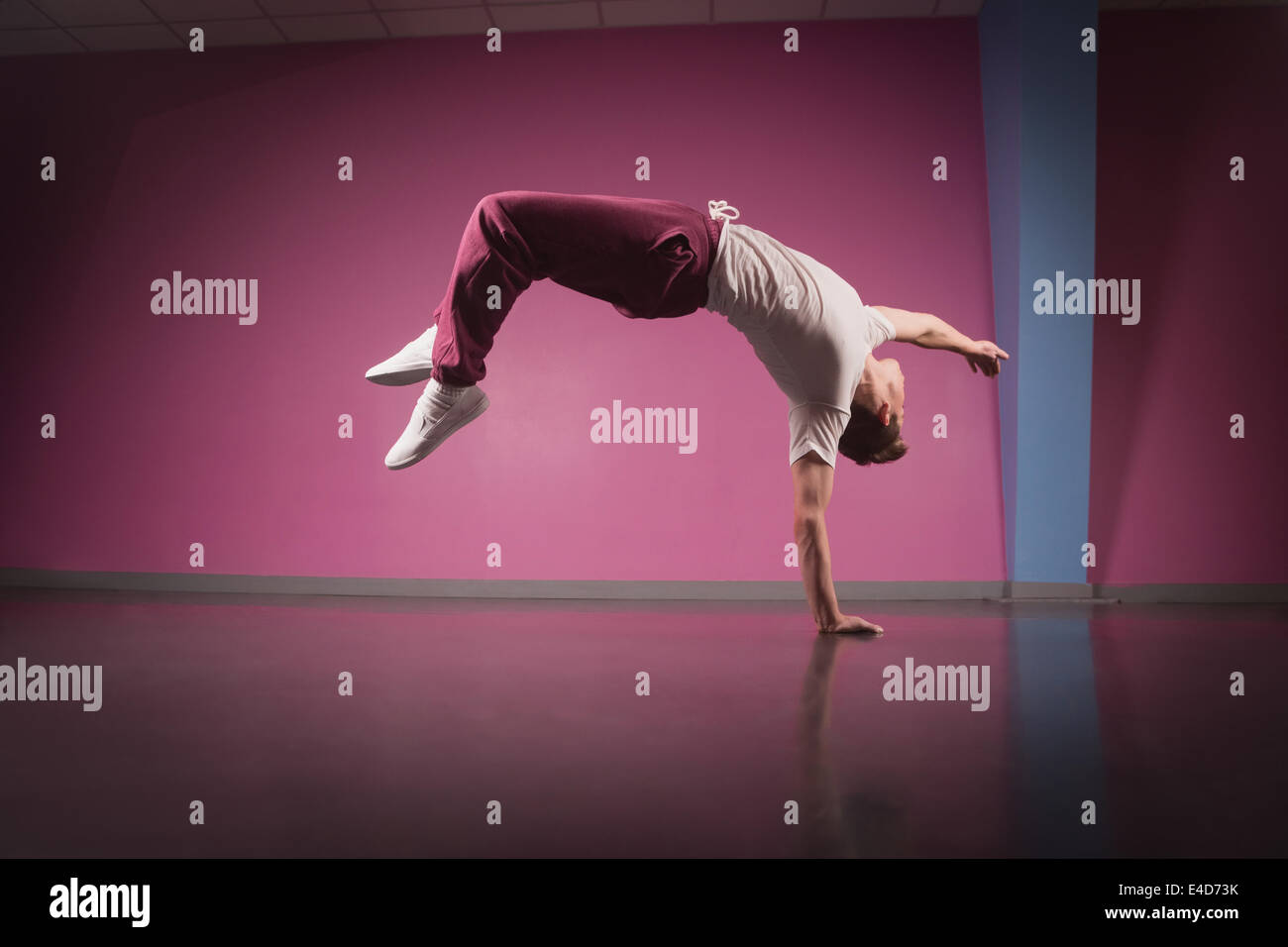Kühle Pause Tänzer machen Handstand auf einer hand Stockfoto