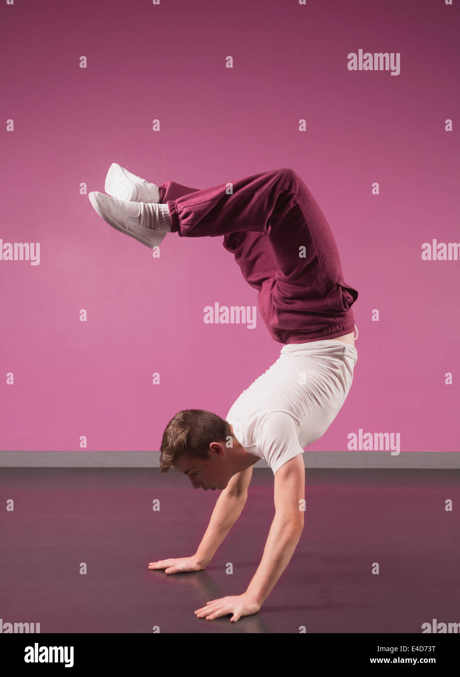 Kühle Pause Tänzer machen handstand Stockfoto