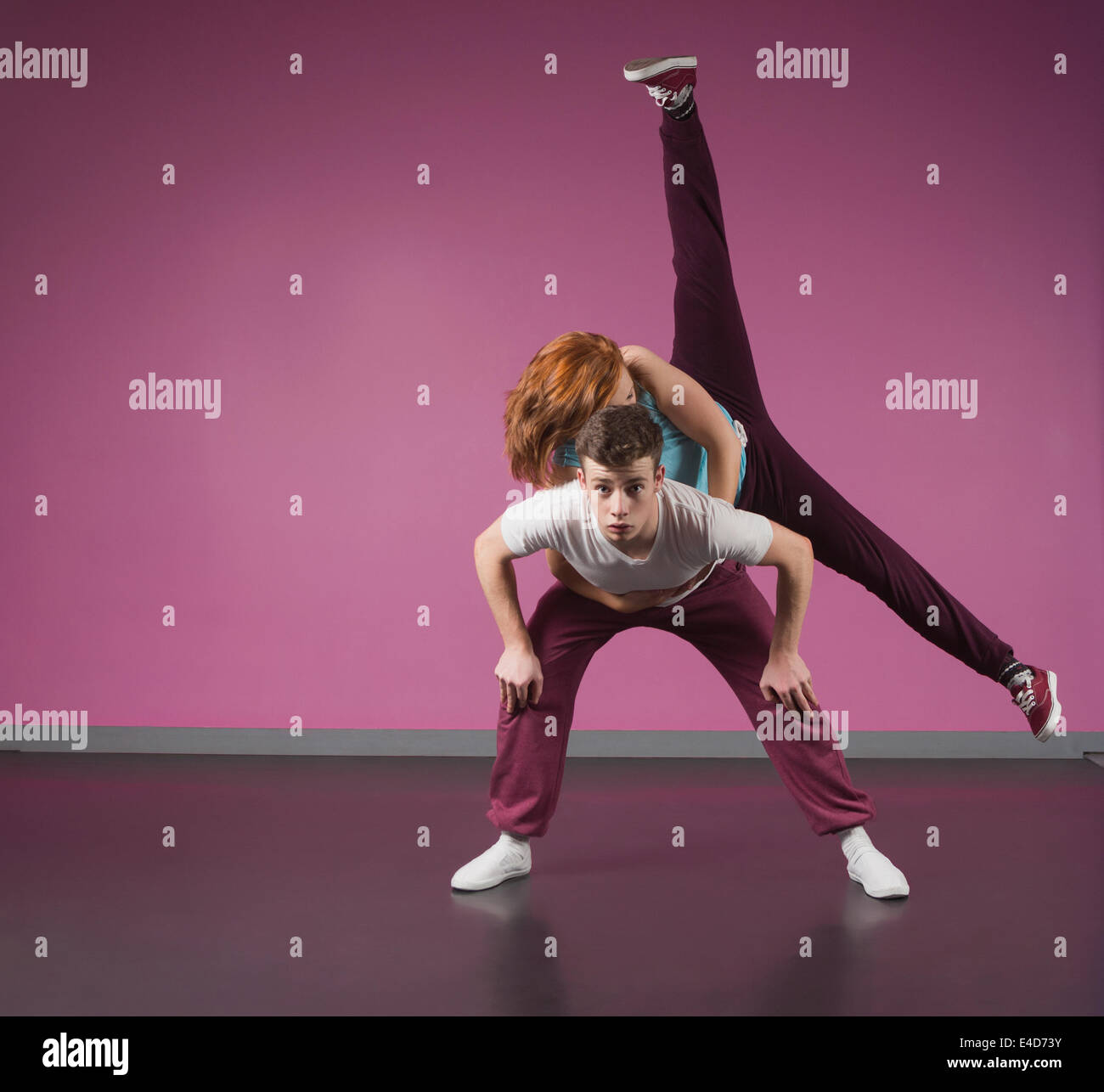 Coole Breakdance-Paare tanzen zusammen Stockfoto