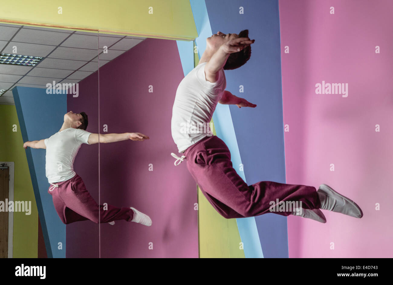 Kühle Pause Tänzer Mitte Luft vor Spiegel Stockfoto