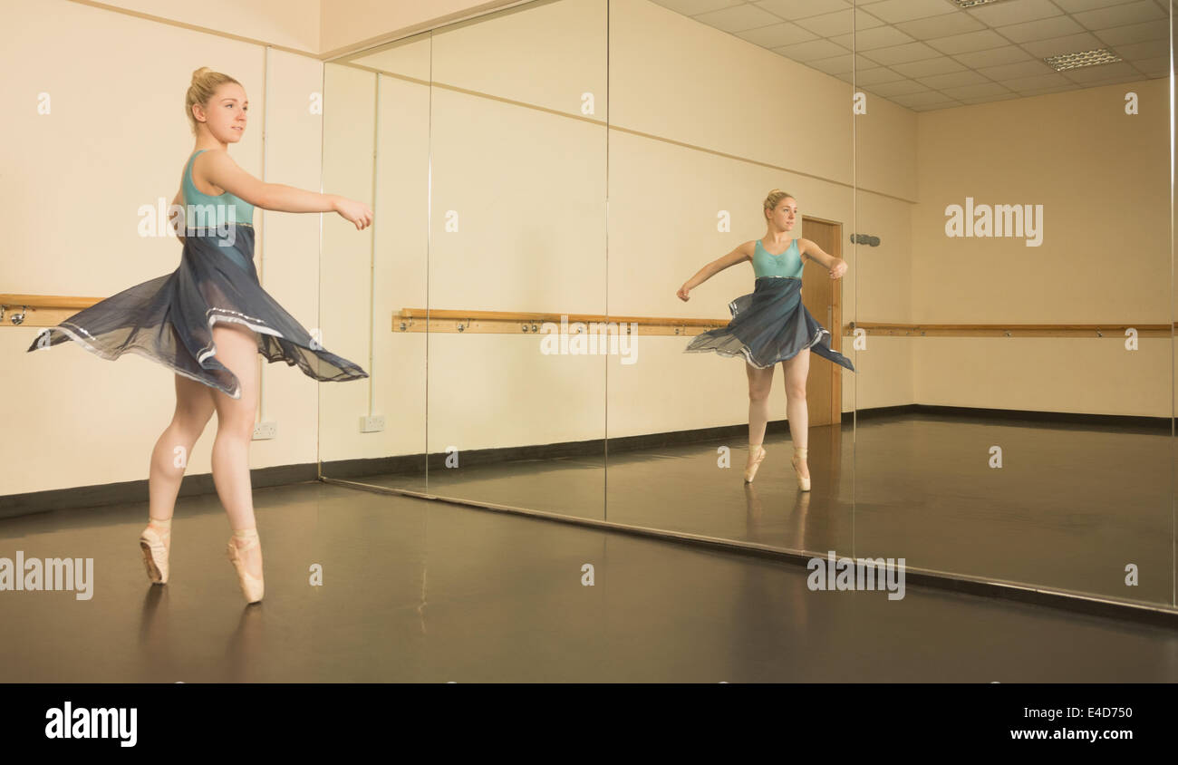 Schöne Ballerina tanzen vor Spiegel Stockfoto