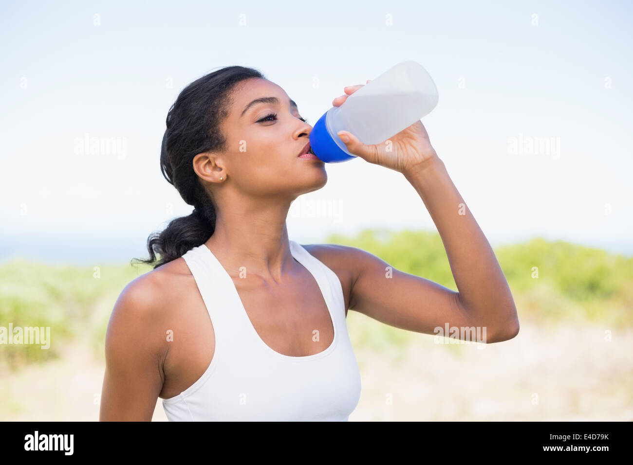 Fit Woman Trinkwasser aus Sport-Flasche Stockfoto