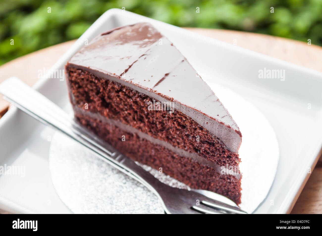 Schoko-Pudding Kuchen serviert im Café-Garten Stockfoto