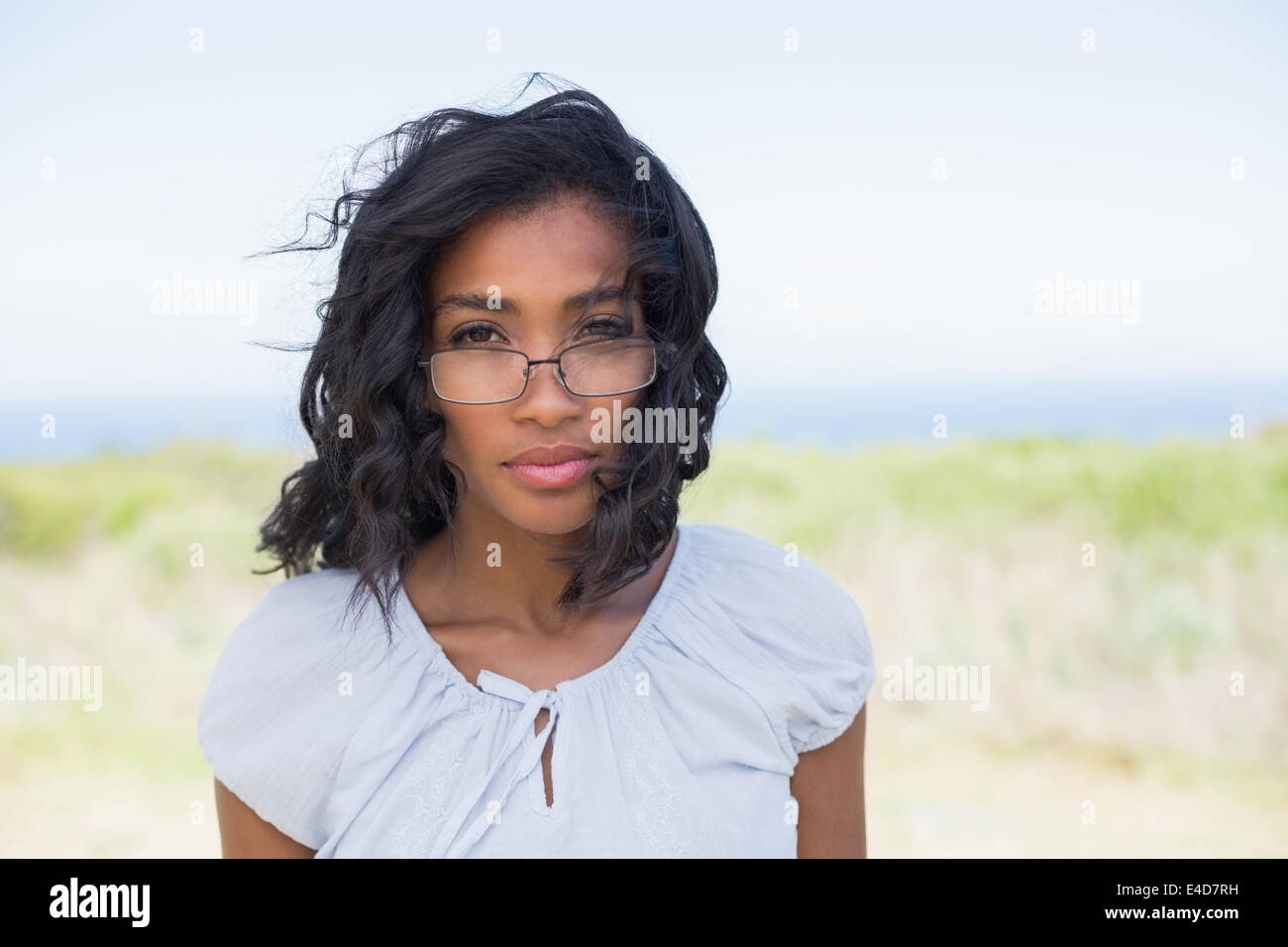 Lässige hübsche Frau finster in die Kamera Stockfoto