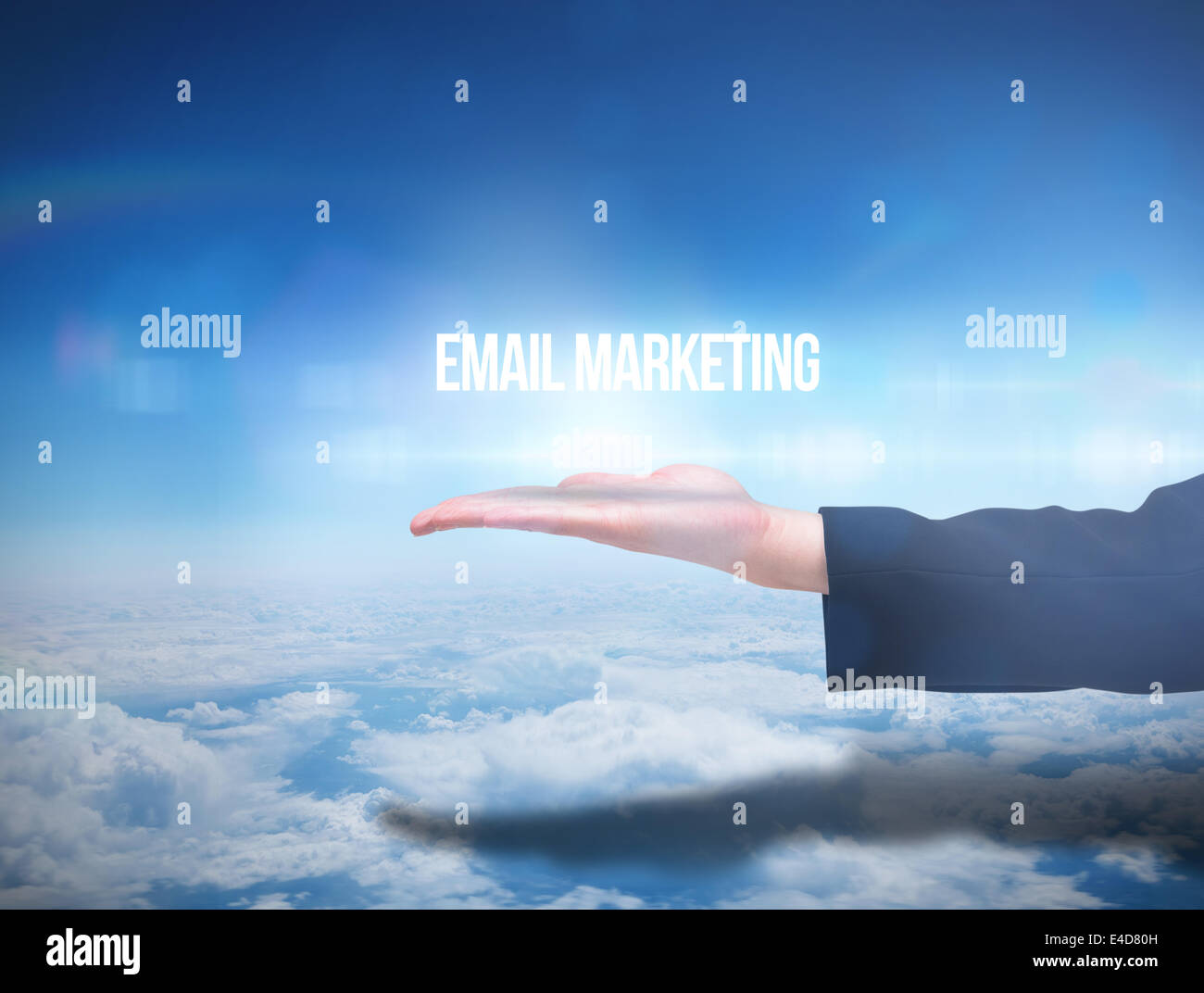 Businesswomans hand präsentiert e-Mail-marketing Stockfoto