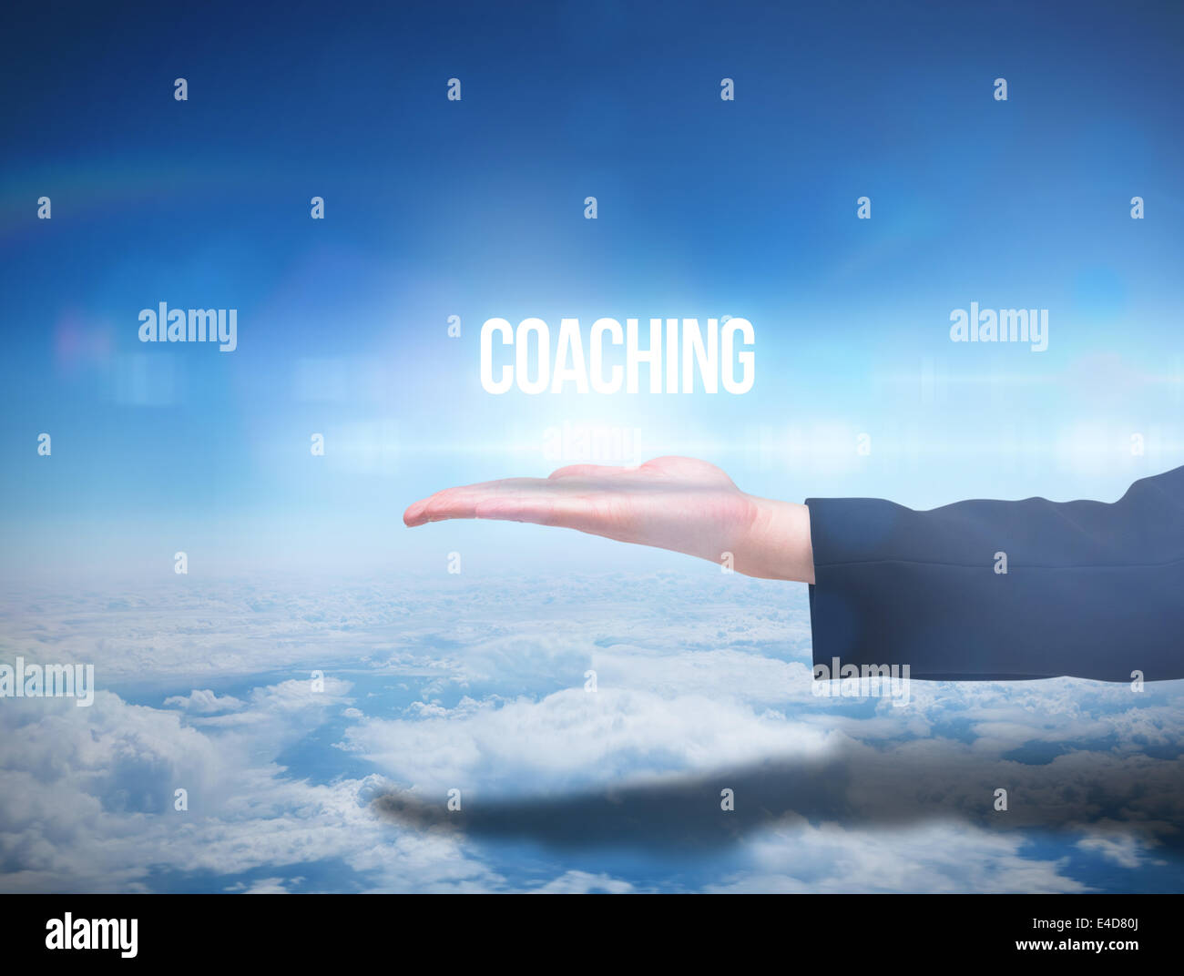 Businesswomans Hand präsentieren das Wort coaching Stockfoto