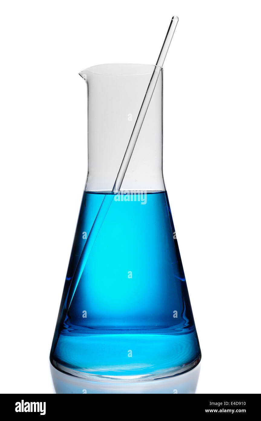 ein Labor-Fläschchen mit einer blauen Flüssigkeit und einem Rührstäbchen auf weißem Hintergrund Stockfoto