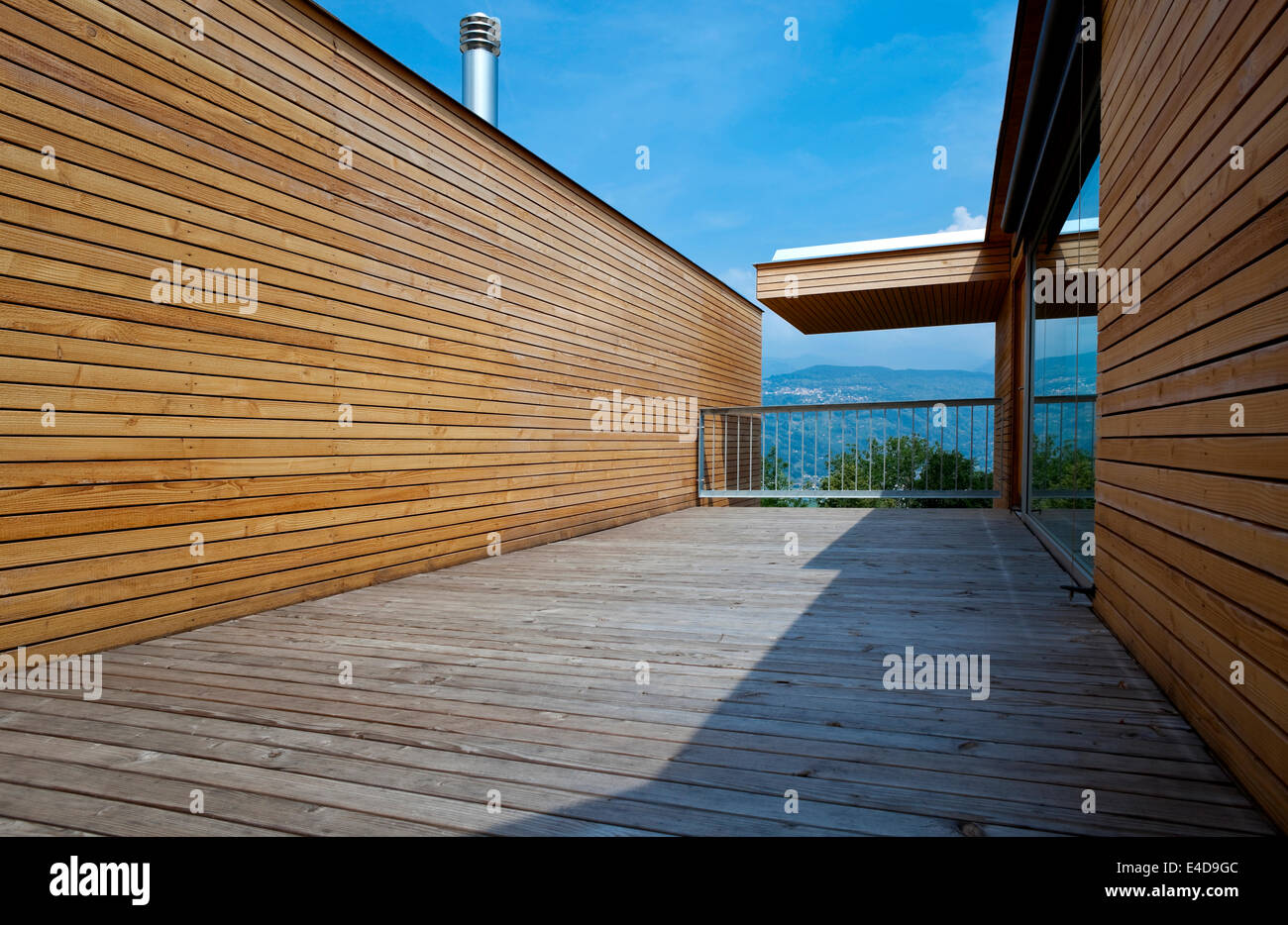 eines neuen modernen und nachhaltigen Gebäudes völlig Holzterrasse Stockfoto