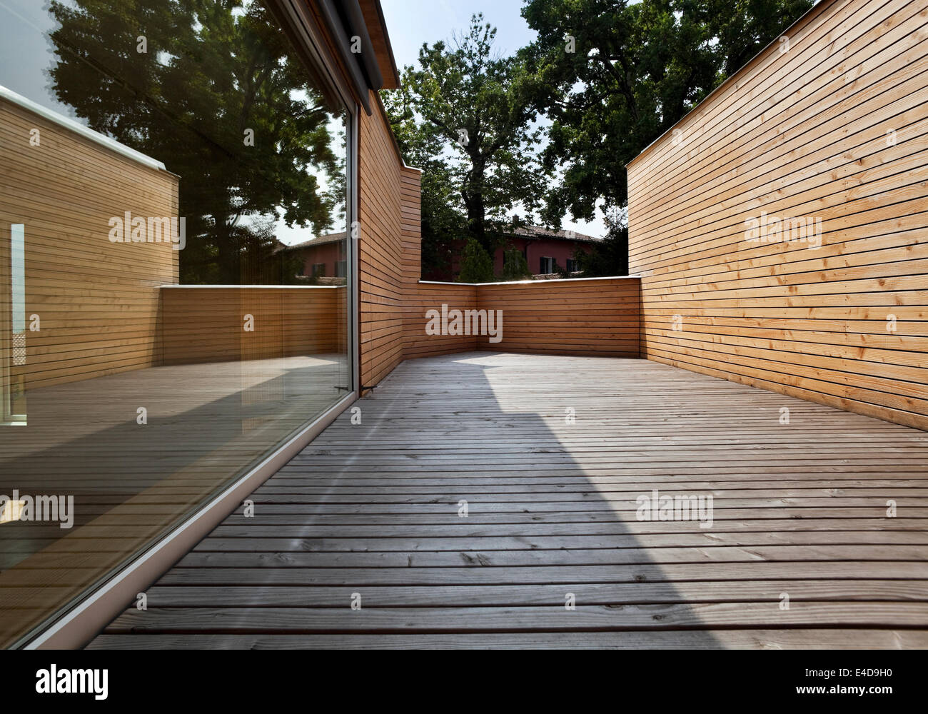 eines neuen modernen und nachhaltigen Gebäudes völlig Holzterrasse Stockfoto