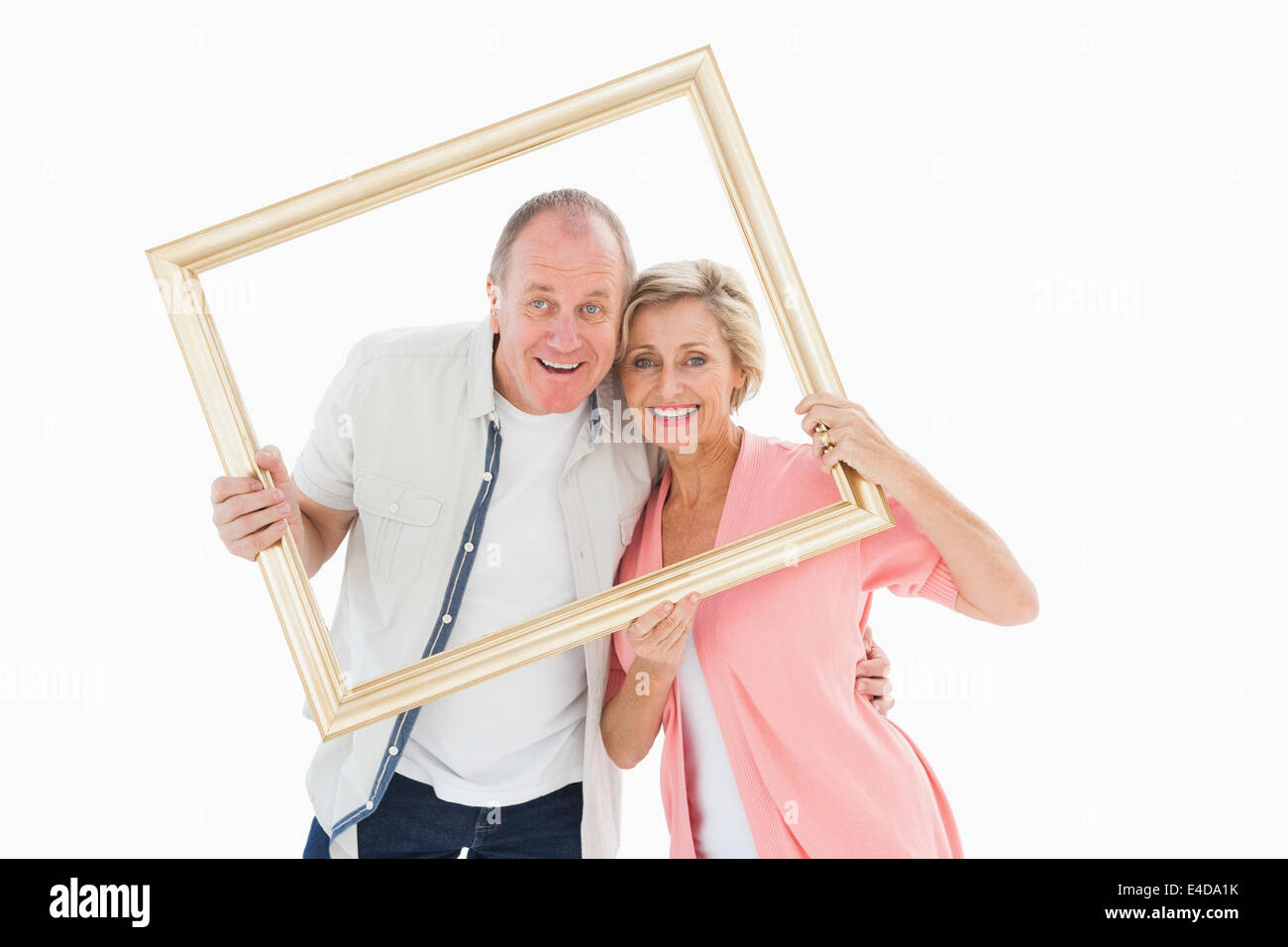 Älteres Ehepaar lächelt in die Kamera durch Bilderrahmen Stockfoto