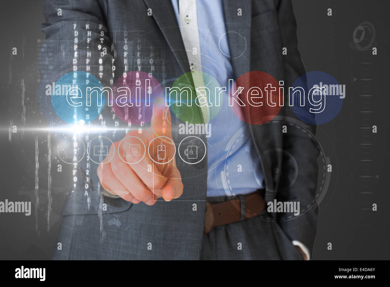 Kaufmann, berühren die Worte e-Mail-Marketing auf Schnittstelle Stockfoto