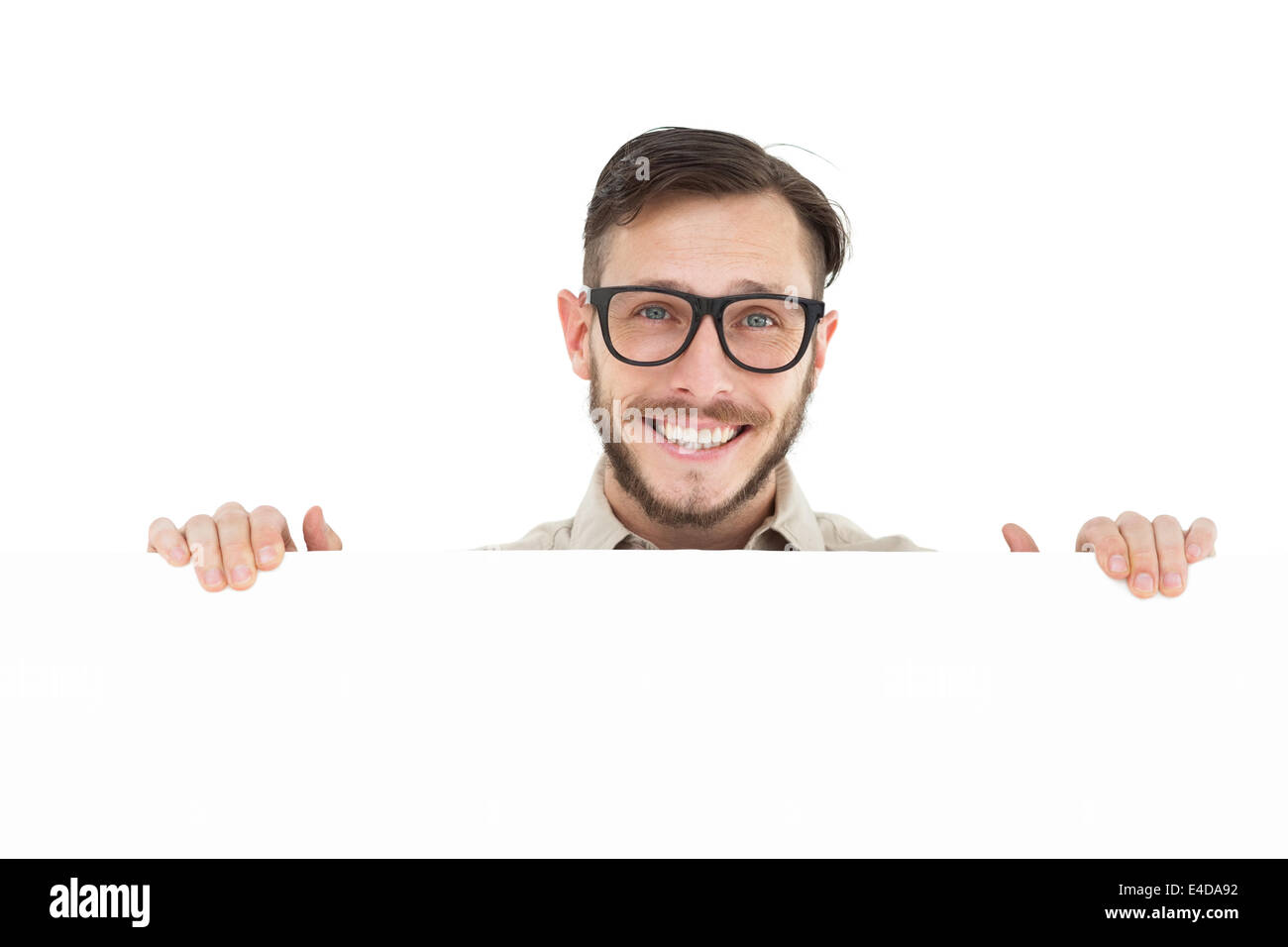Geeky Hipster zeigt Plakat lächelt in die Kamera Stockfoto