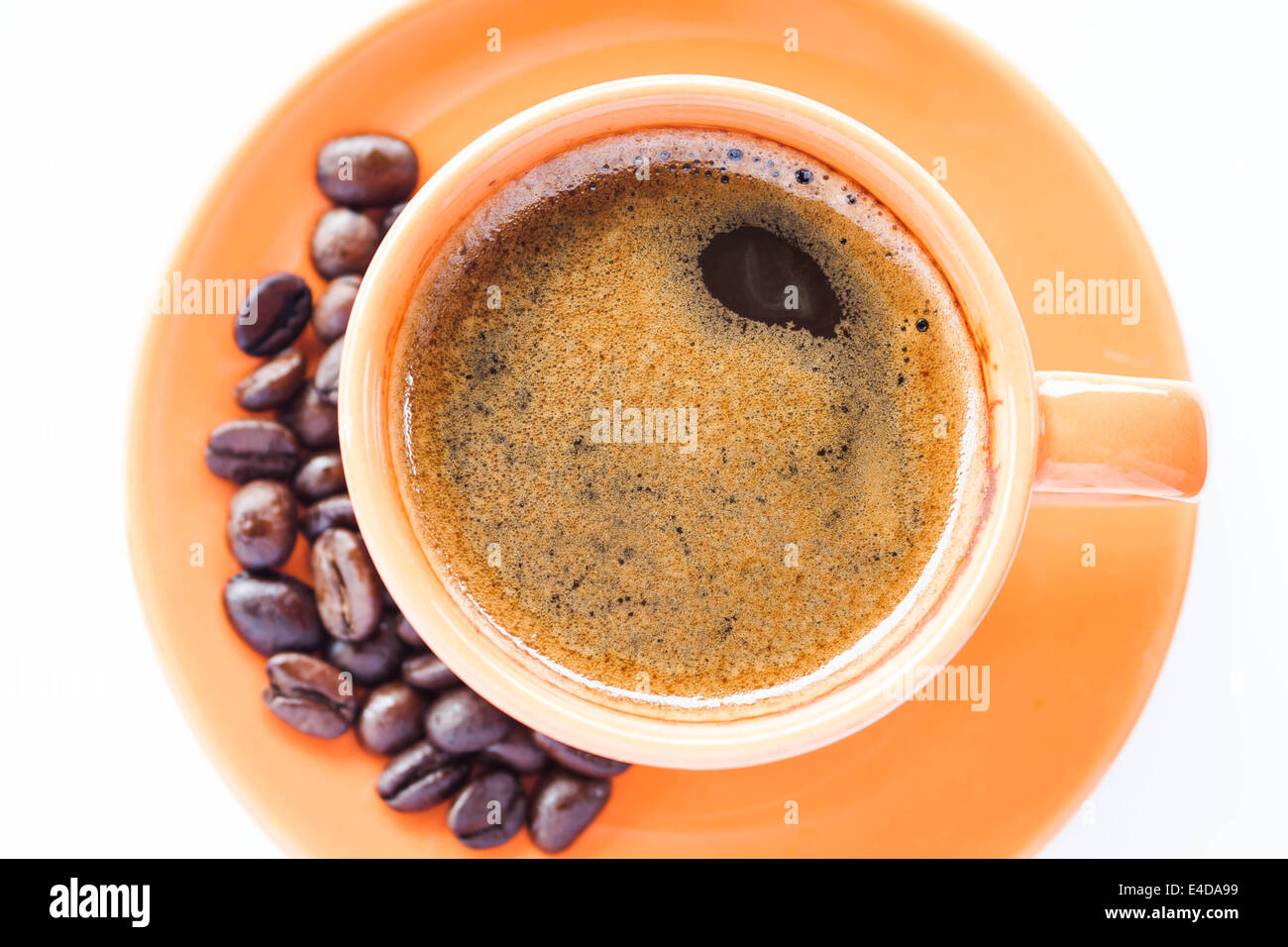 Espressotasse und gerösteter Kaffee isoliert auf weißem Hintergrund Stockfoto