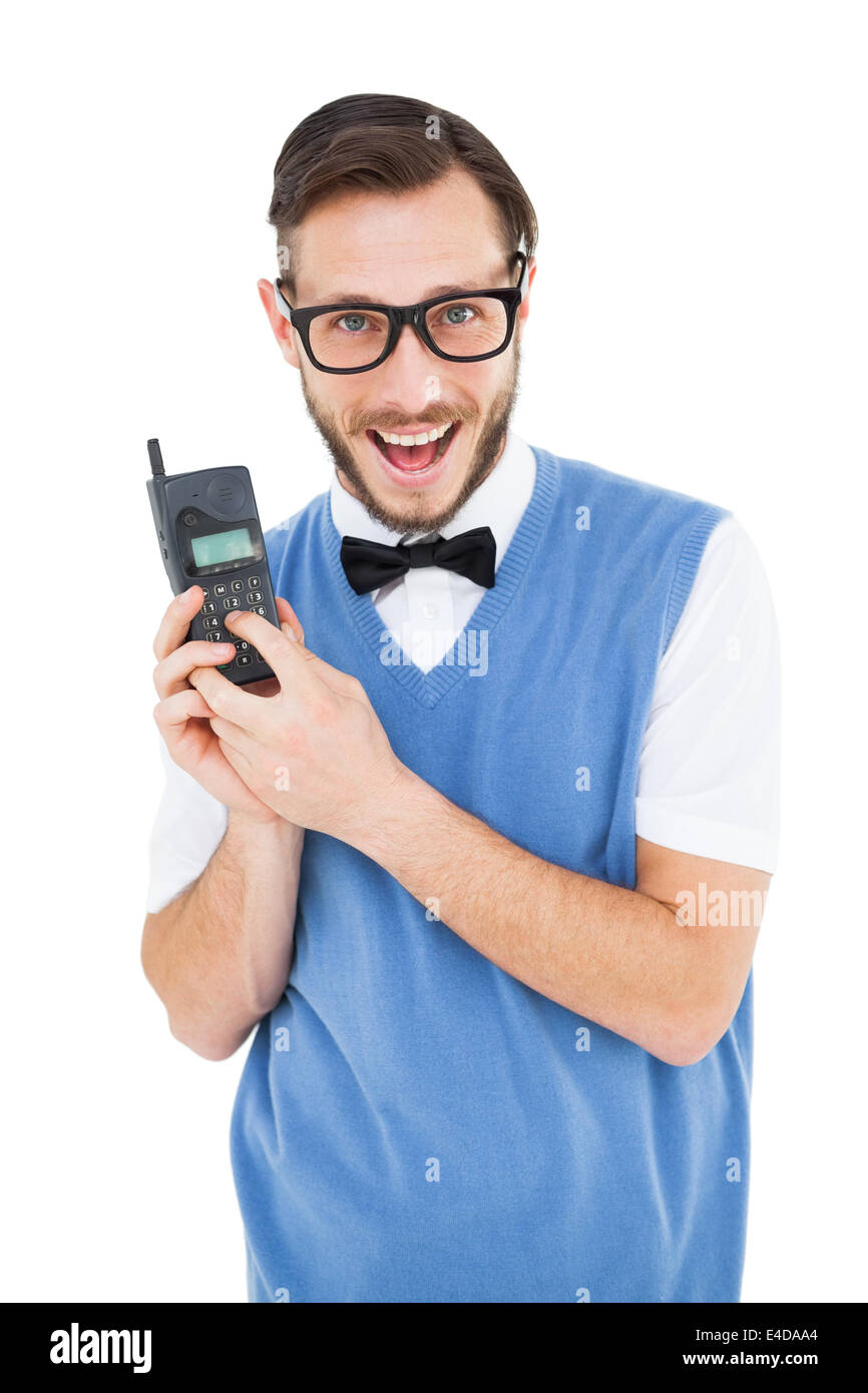 Geeky Hipster hält ein Retro-Handy Stockfoto