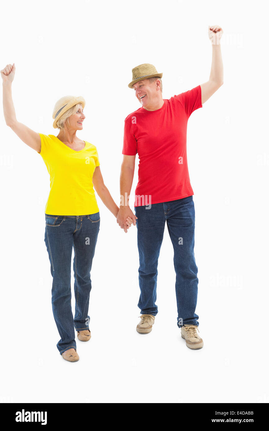 Älteres Paar zu Fuß und Hand in Hand Stockfoto