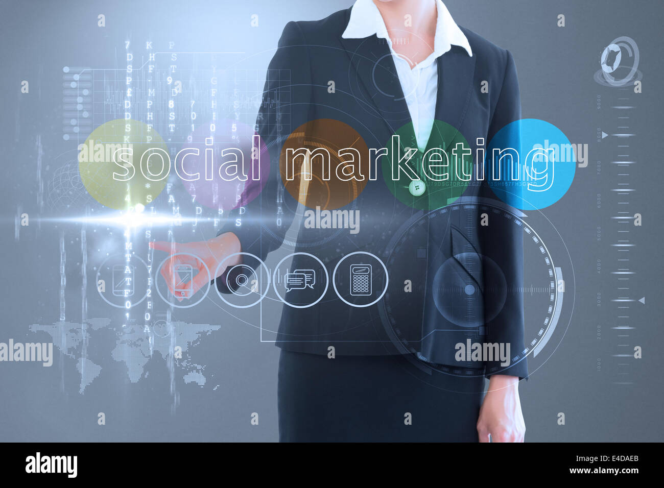 Geschäftsfrau, berühren die Worte Sozialmarketing auf Schnittstelle Stockfoto