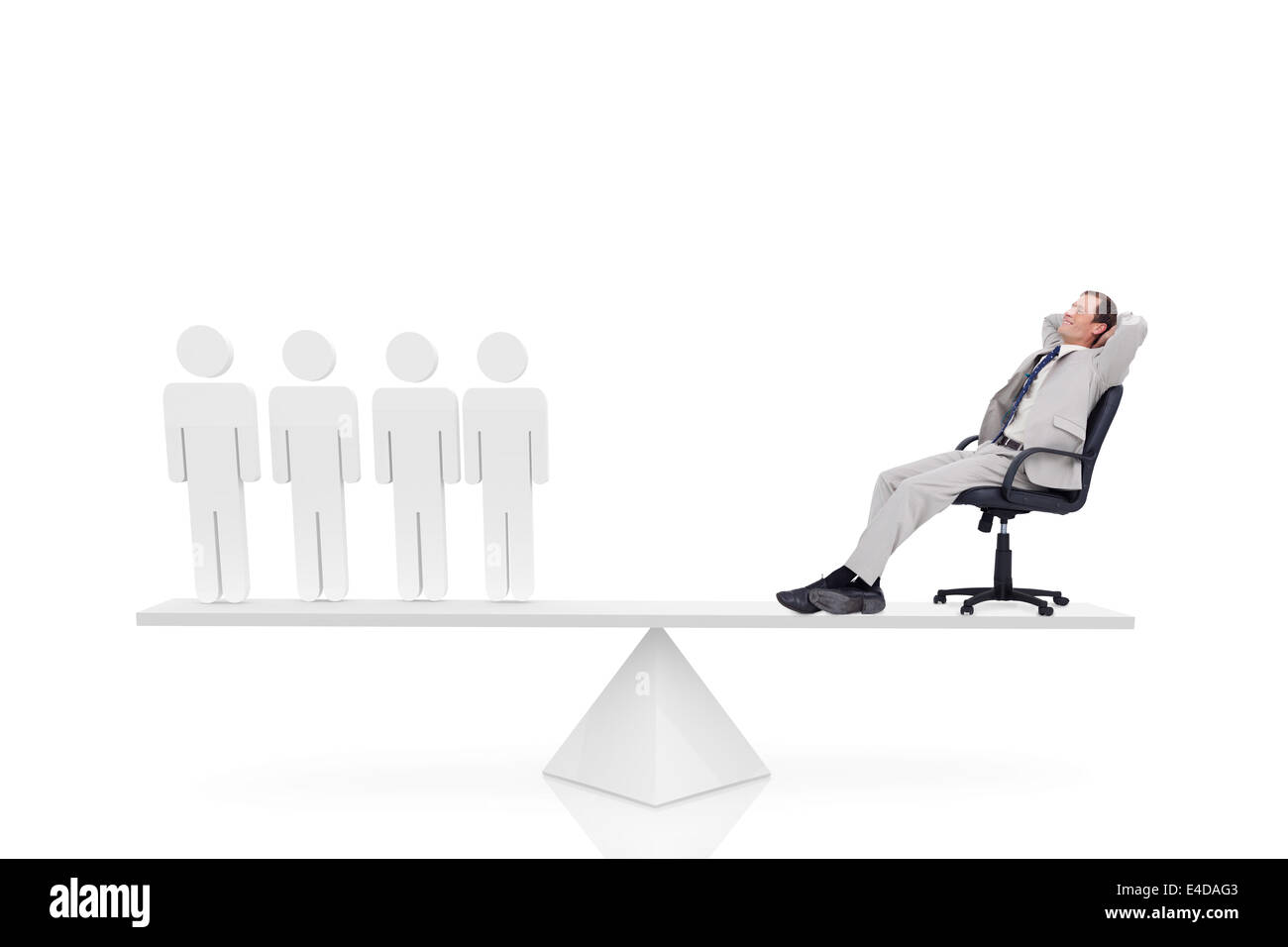 Skalen mit einem Gewicht von Geschäftsmann auf Drehstuhl und Strichmännchen Stockfoto