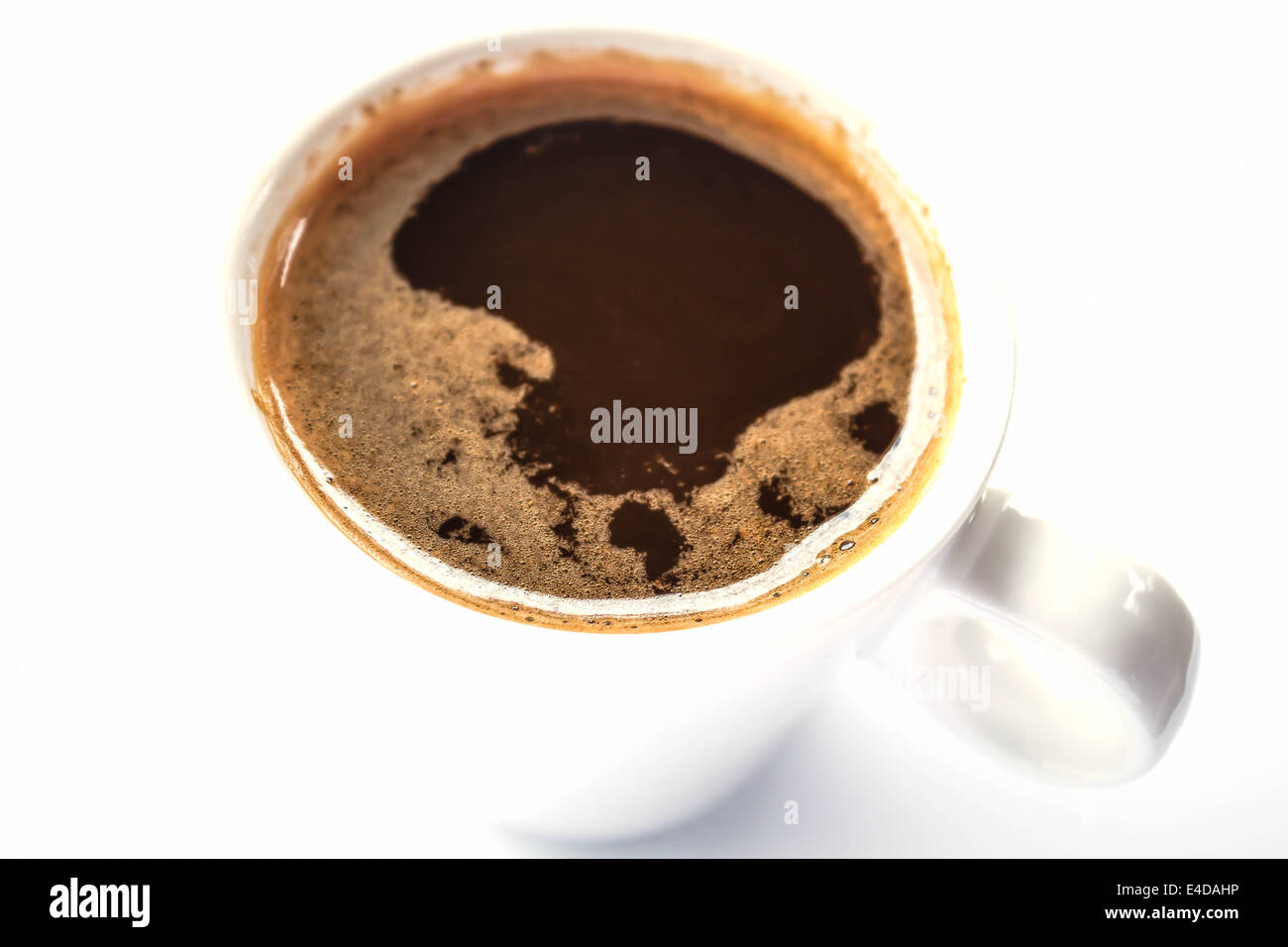 Goldener Ring der doppelte Espresso Schüsse isoliert auf weißem Hintergrund Stockfoto