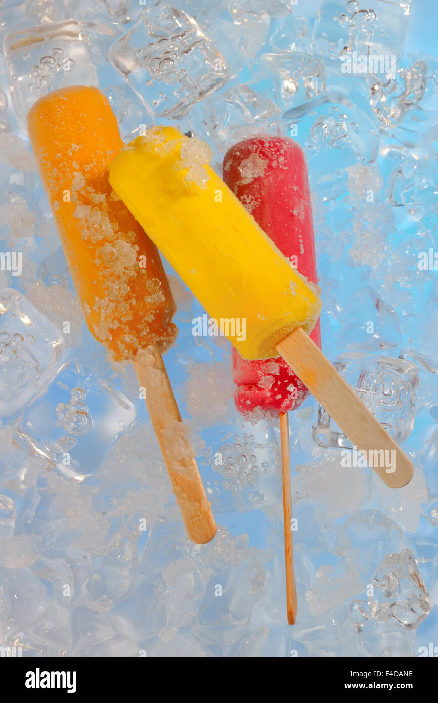 Frucht-Eis-Pops auf Eis Stockfoto