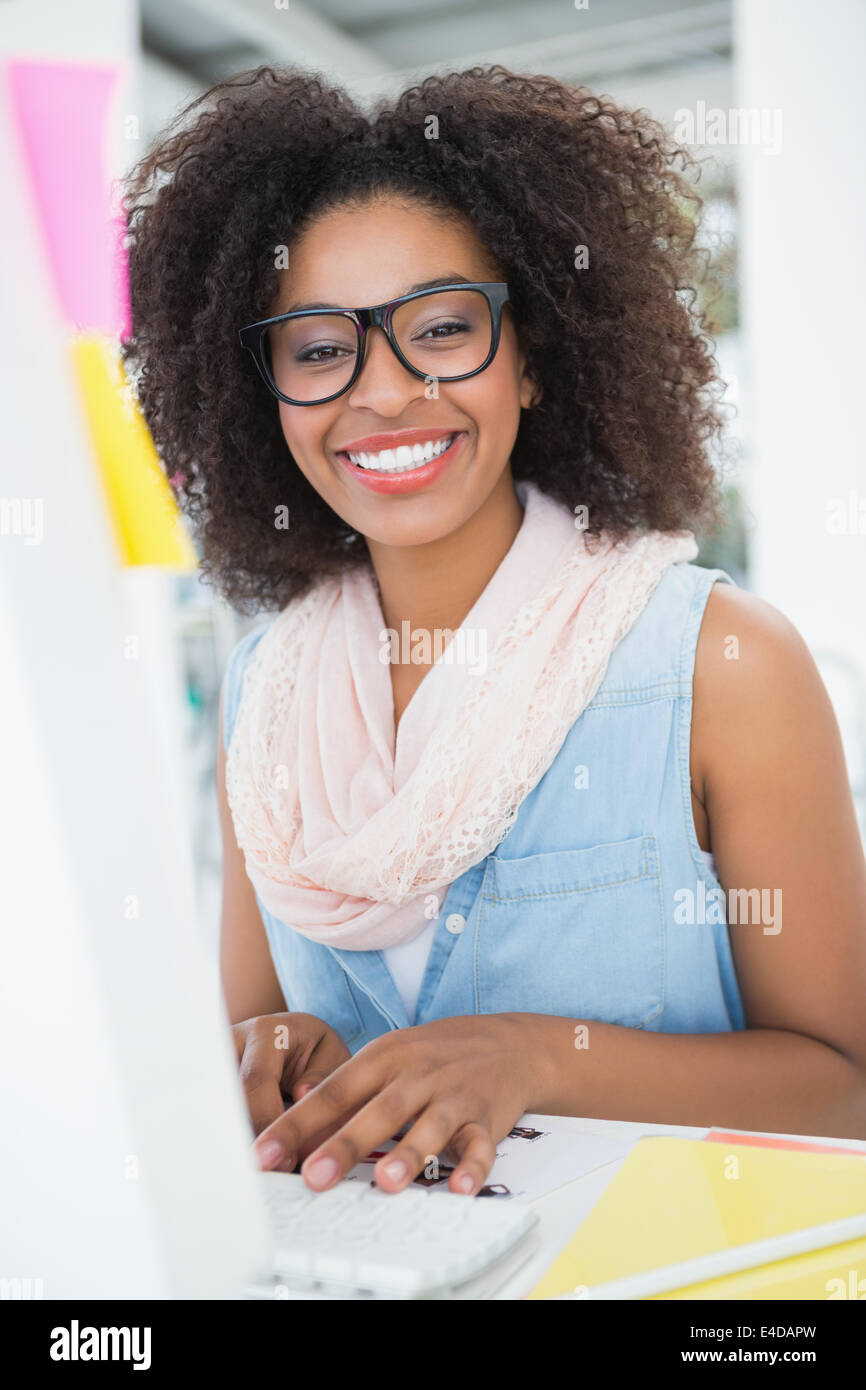 Hübsche junge Hipster Geschäftsfrau lächelnd in die Kamera Stockfoto