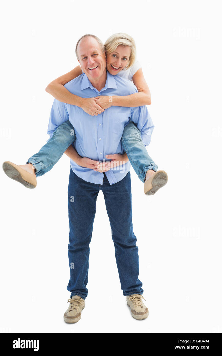 Reifer Mann mit seiner Partnerin auf dem Rücken Stockfoto