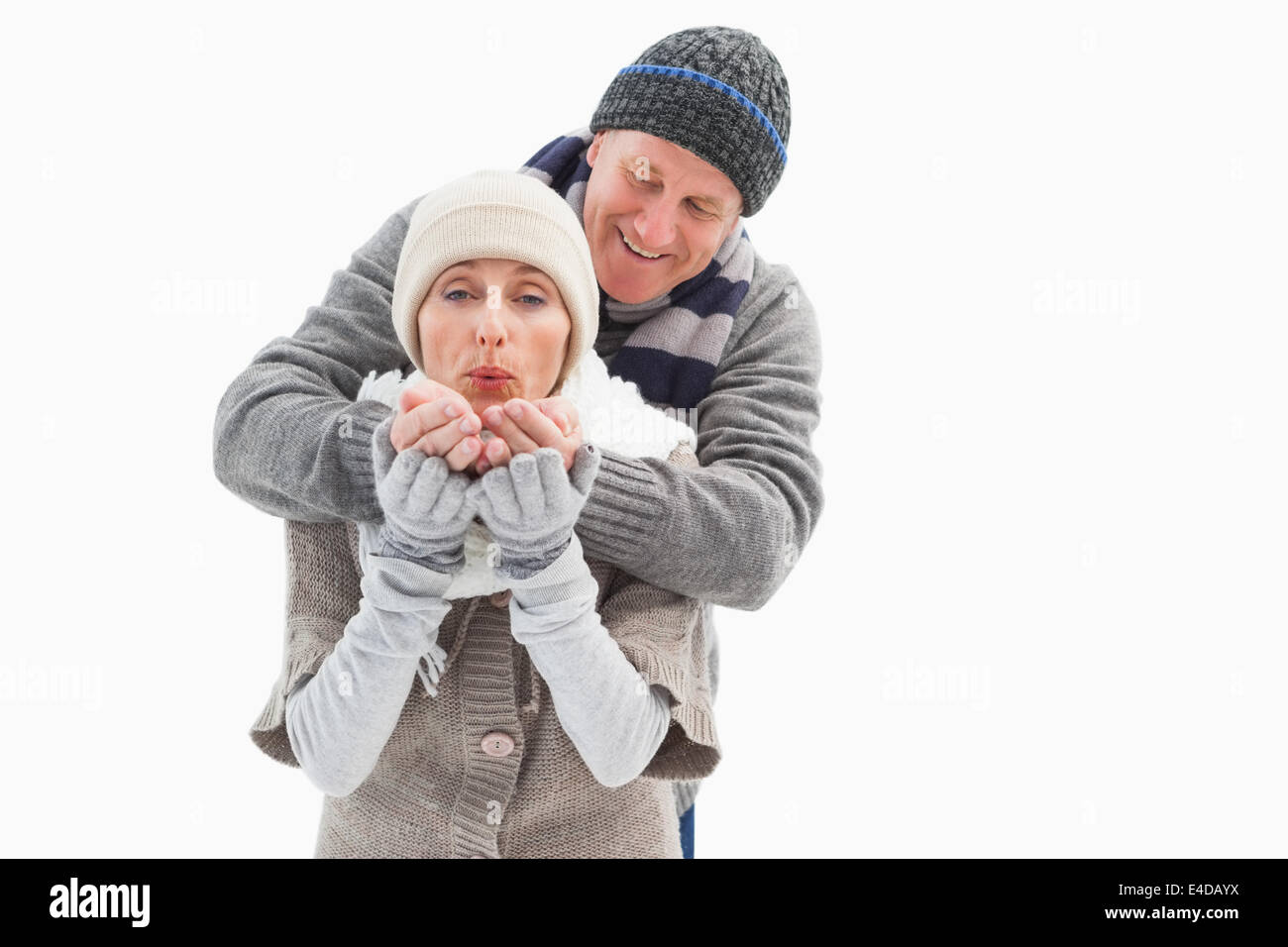 Gerne älteres Paar in Winterkleidung Stockfoto