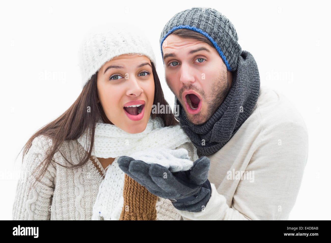 Attraktives junges Paar in warme Kleidung weht Stockfoto