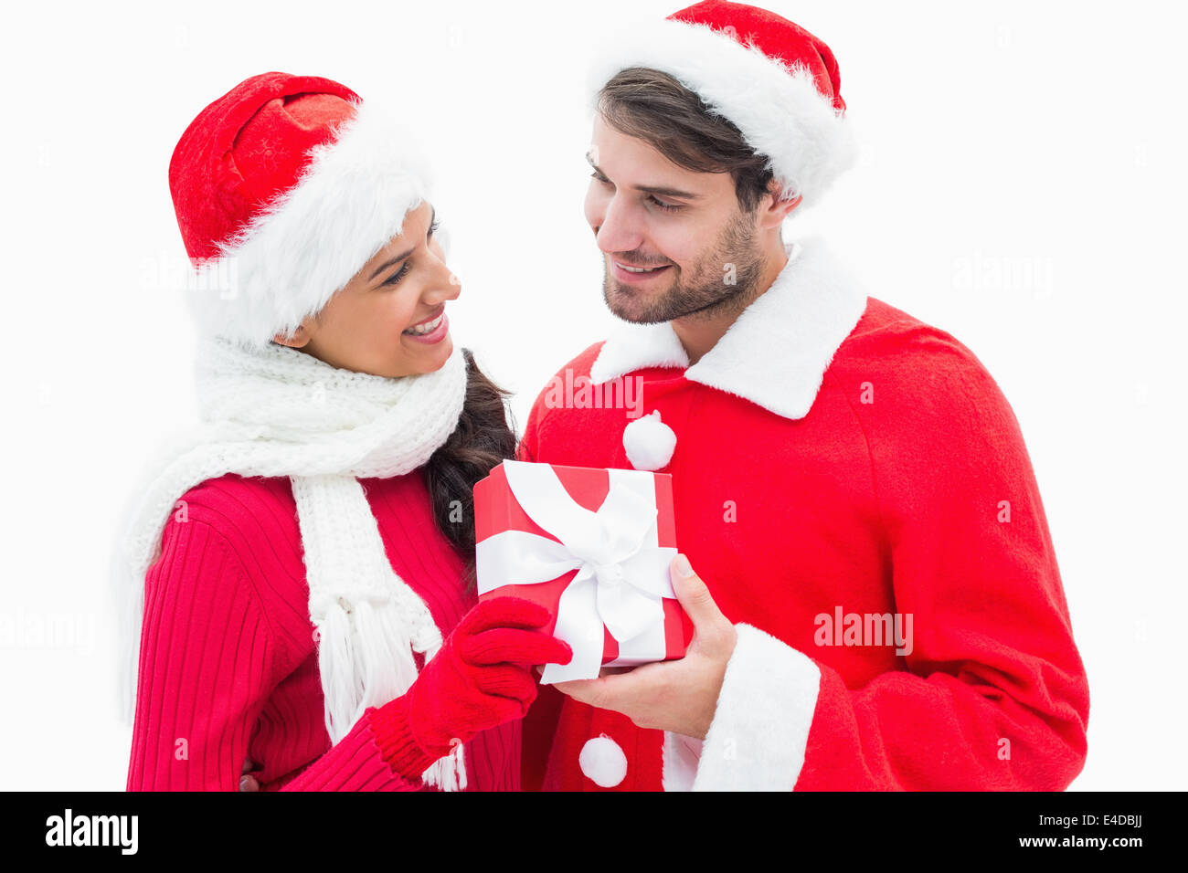 Attraktives Festliches paar hält ein Geschenk Stockfoto