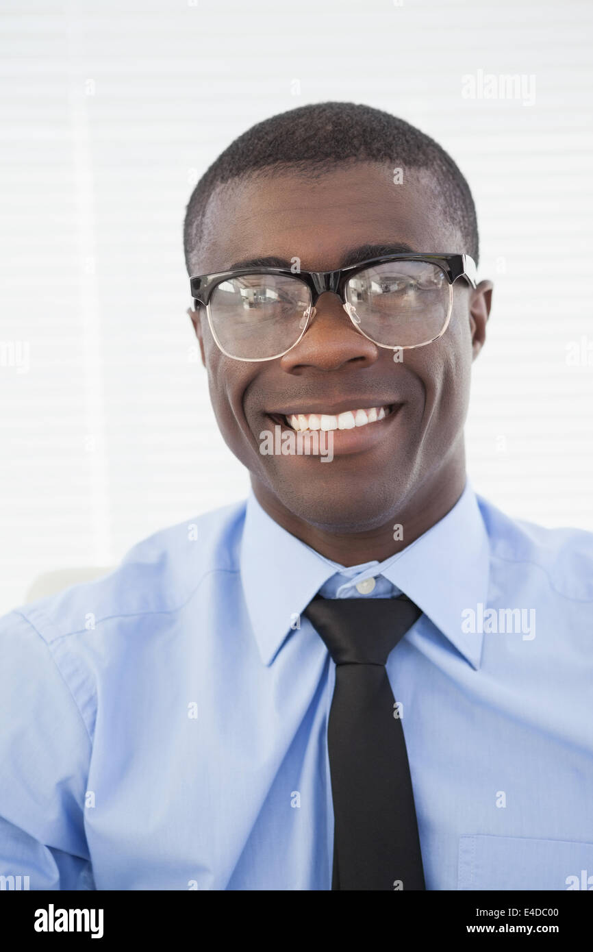 Hipster Geschäftsmann lächelnd in die Kamera Stockfoto