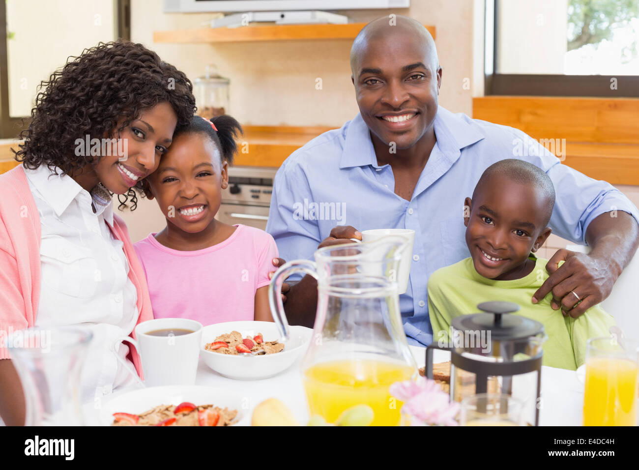 Glückliche Familie zusammen mit Frühstück am Morgen Stockfoto