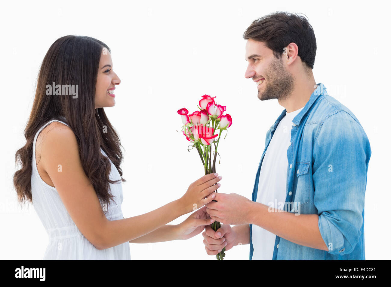 Glücklich mit seiner Freundin Rosen hipster Stockfoto