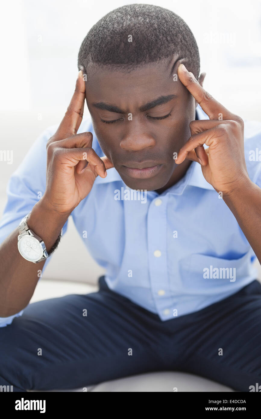 Gestressten Geschäftsmann bekommen Kopfschmerzen Stockfoto