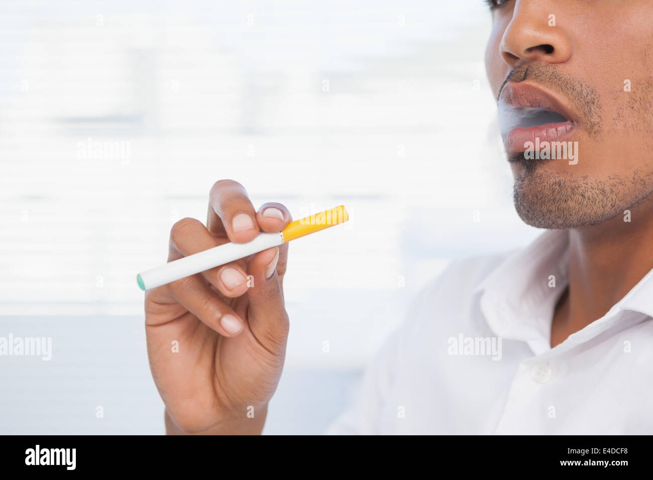 Unternehmer, die eine elektronische Zigarette rauchen Stockfoto