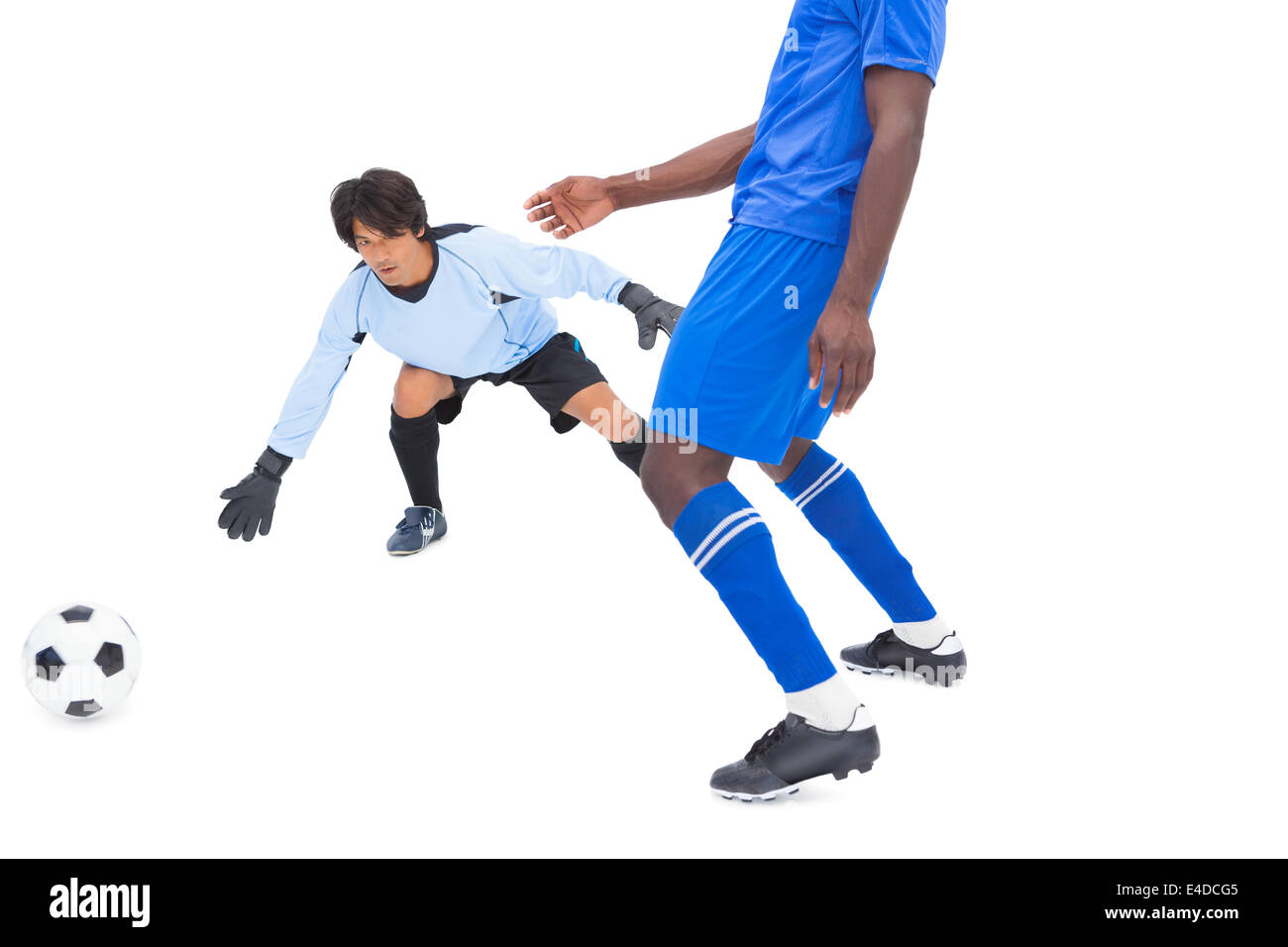 Football-Spieler in blau fällt am keeper Stockfoto