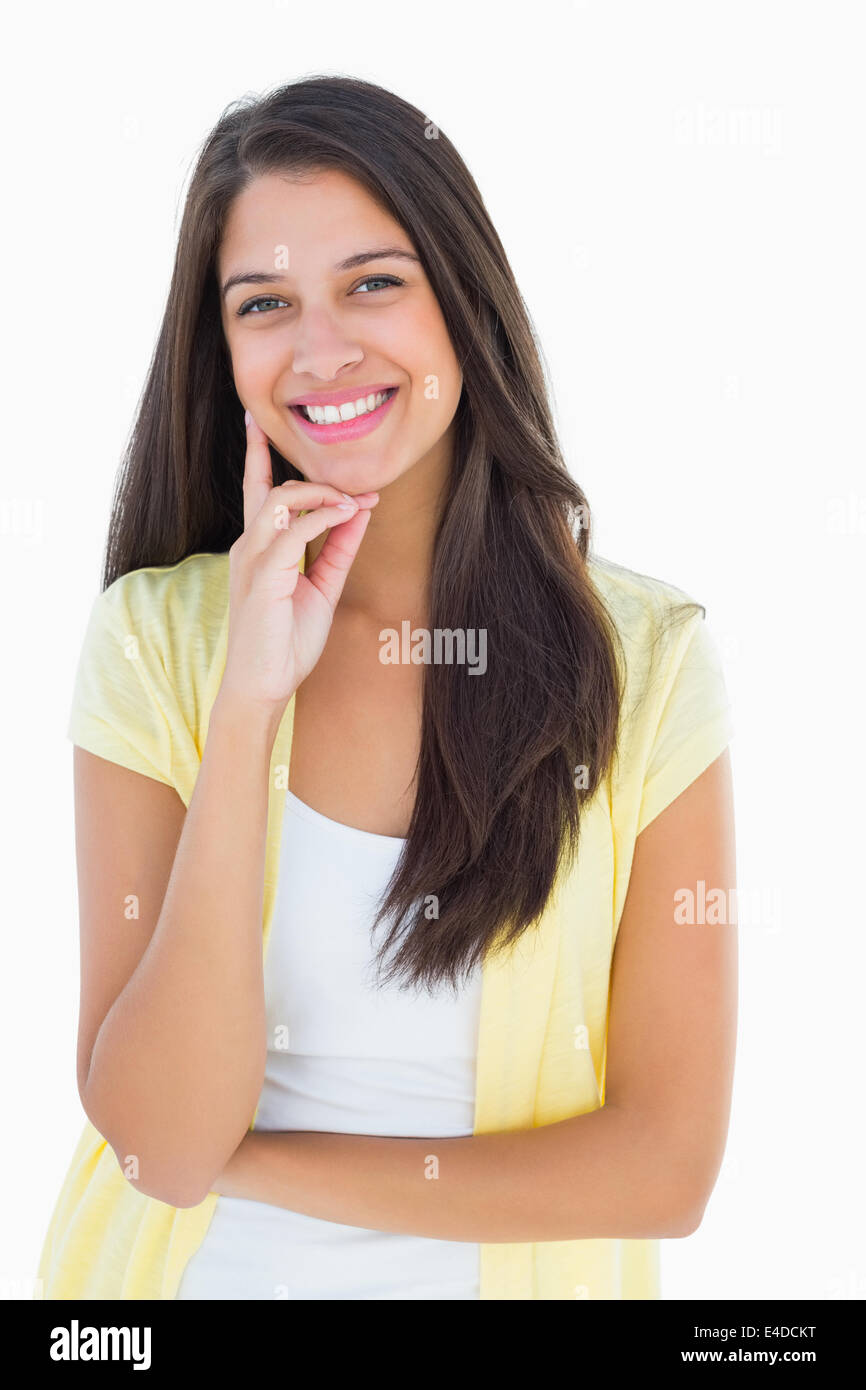 Glückliche lässige Frau denken mit Hand am Kinn Stockfoto