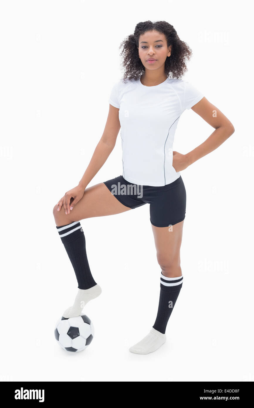 Hübsches Mädchen posiert mit ihrem Fußball Stockfoto