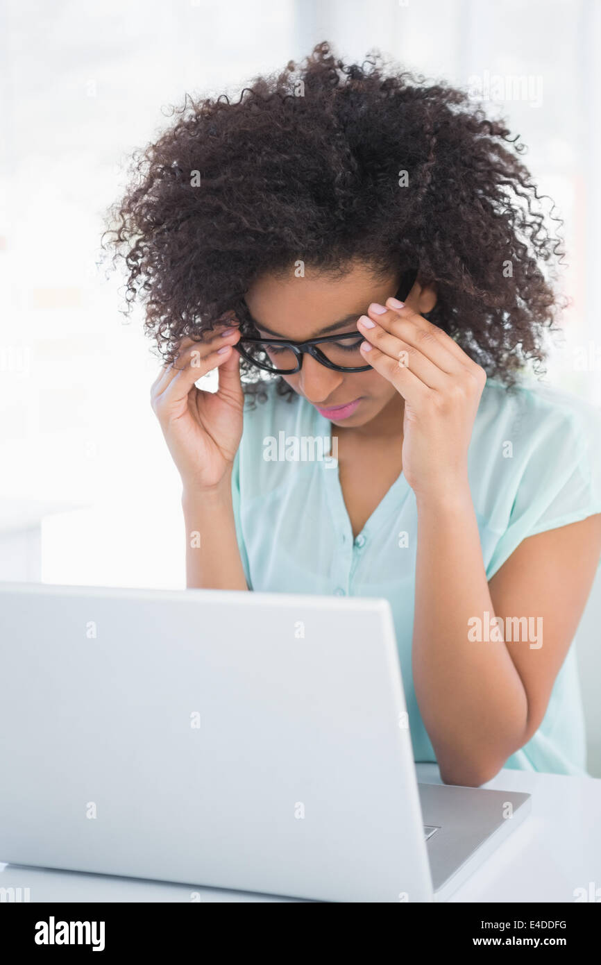Betonte Hipster Geschäftsfrau auf laptop Stockfoto
