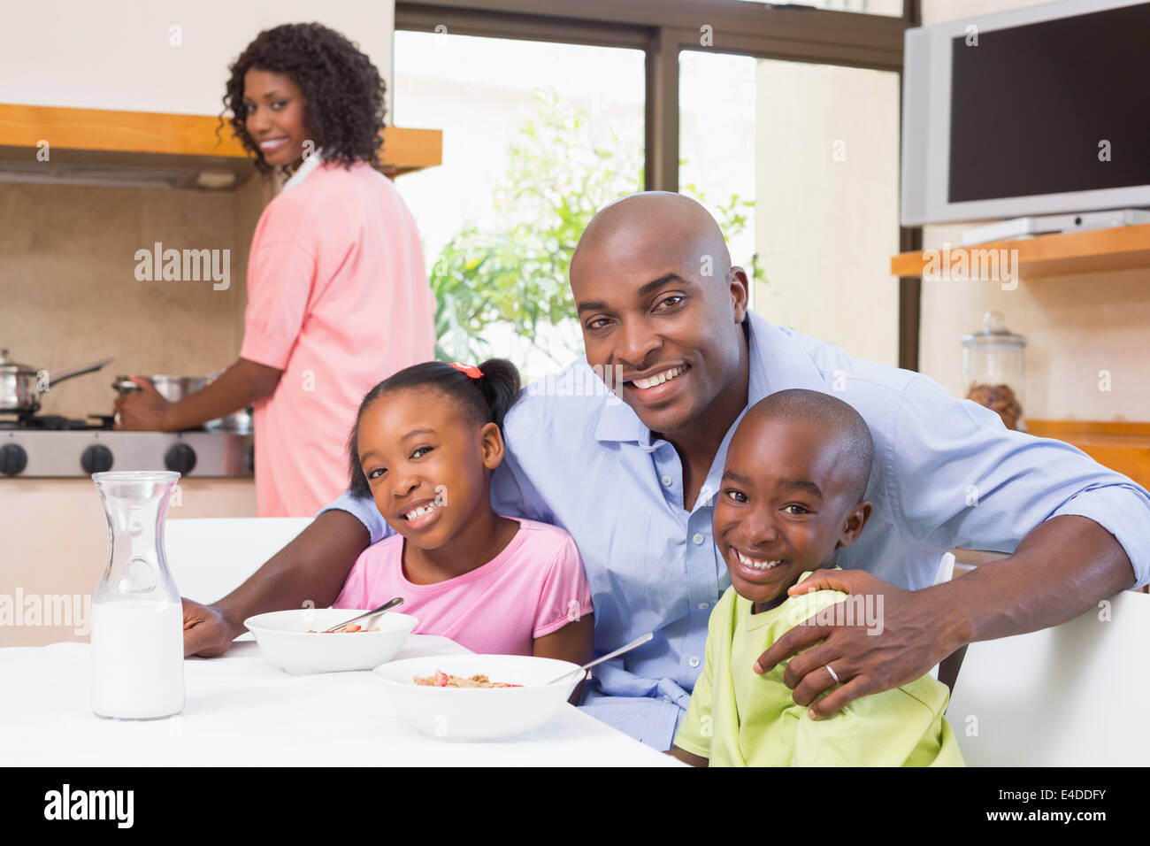 Glückliche Familie zusammen mit Frühstück am Morgen Stockfoto