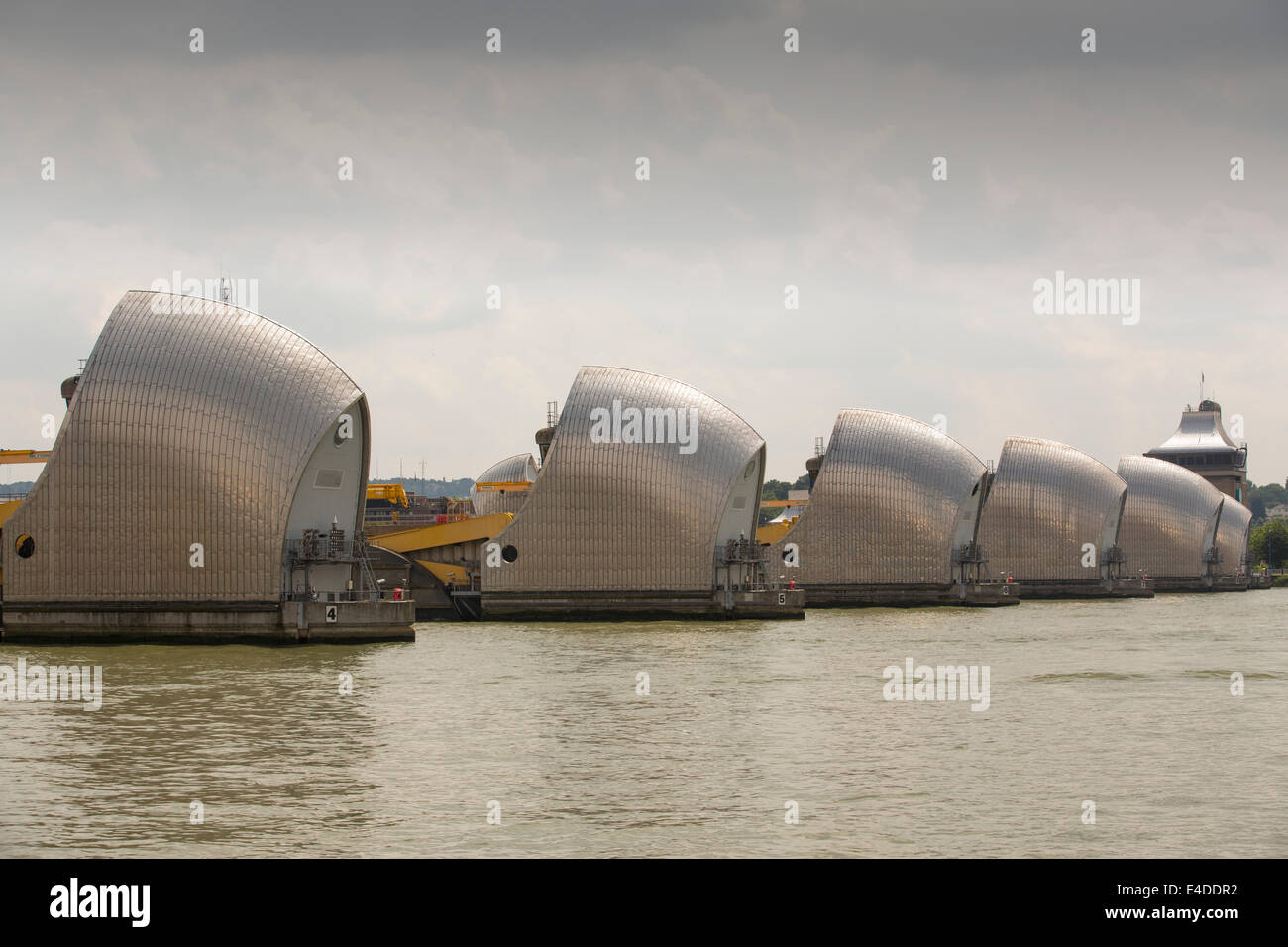 Die Thames Barrier auf der Themse in London. Es wurde gebaut, um die Hauptstadt von Storm Surge Überschwemmungen zu schützen. Rece Stockfoto